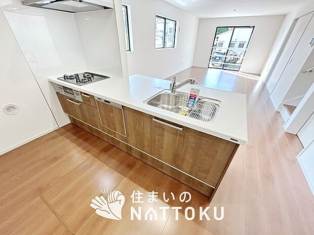 現地写真（キッチン）
収納たっぷりのシステムキッチン、浄水器付水栓を標準装備しています。