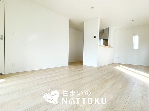 現地写真（リビング）
フローリング材には、木目、色調など木材特有の風合いがあり、ナチュラルな美しさになっています。