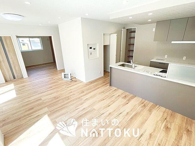 現地写真（リビング）
フローリング材には、木目、色調など木材特有の風合いがあり、ナチュラルな美しさになっています。