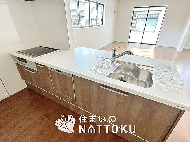 現地写真(キッチン)
収納たっぷりのシステムキッチン、浄水器付水栓を標準装備しています。