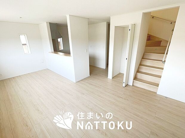 現地写真(リビング)
フローリング材には、木目、色調など木材特有の風合いがあり、ナチュラルな美しさになっています。