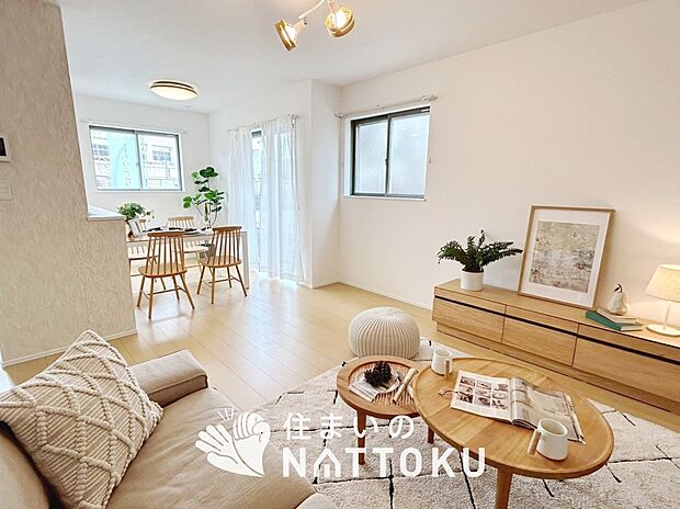 現地写真（リビング）
フローリング材には、木目、色調など木材特有の風合いがあり、ナチュラルな美しさになっています。