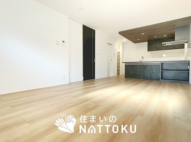 現地写真(リビング)
フローリング材には、木目、色調など木材特有の風合いがあり、ナチュラルな美しさになっています。