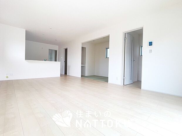 現地写真(リビング)
フローリング材には、木目、色調など木材特有の風合いがあり、ナチュラルな美しさになっています。