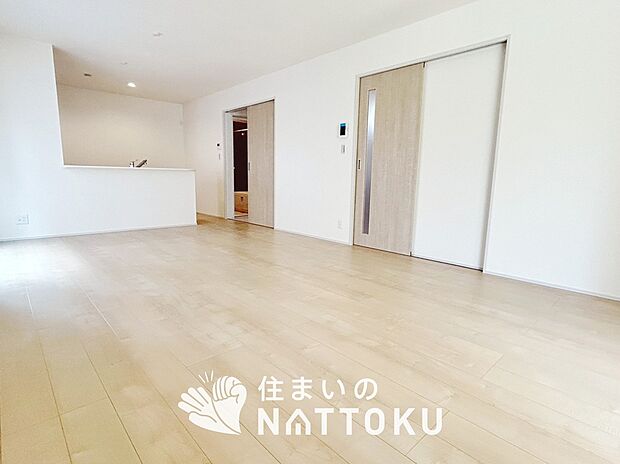 現地写真(リビング)
フローリング材には、木目、色調など木材特有の風合いがあり、ナチュラルな美しさになっています。