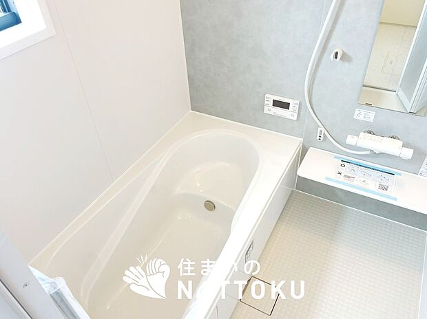 現地写真（浴室）
浴室暖房乾燥機付き。１坪タイプで広々です。