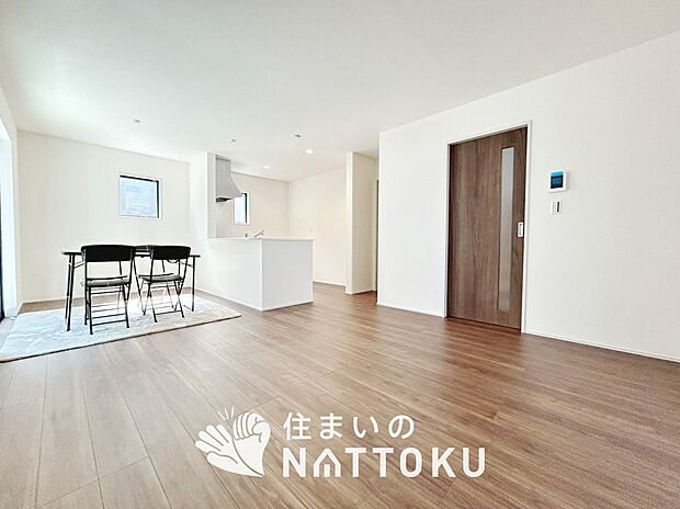 現地写真（リビング）
フローリング材には、木目、色調など木材特有の風合いがあり、ナチュラルな美しさになっています。