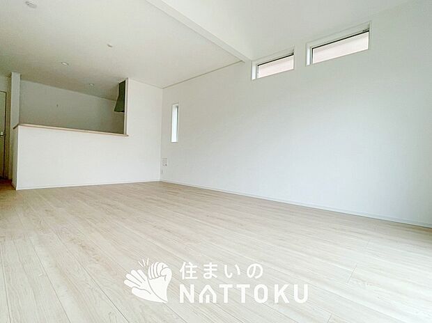 現地写真（リビング）
フローリング材には、木目、色調など木材特有の風合いがあり、ナチュラルな美しさになっています。