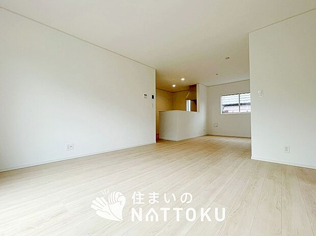 現地写真(リビング)
フローリング材には、木目、色調など木材特有の風合いがあり、ナチュラルな美しさになっています。