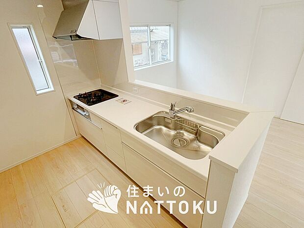 現地写真(キッチン)
収納たっぷりのシステムキッチン、浄水器付水栓を標準装備しています。