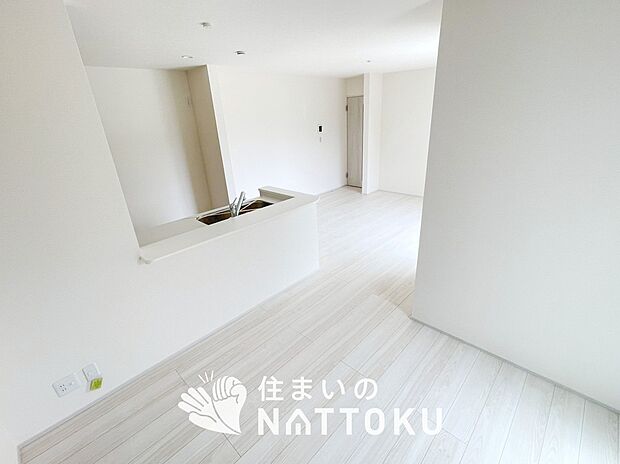 現地写真（リビング）
フローリング材には、木目、色調など木材特有の風合いがあり、ナチュラルな美しさになっています。