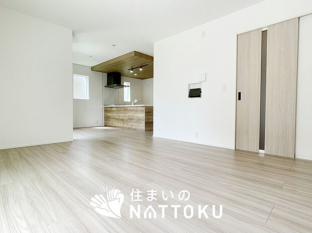 現地写真（リビング）
フローリング材には、木目、色調など木材特有の風合いがあり、ナチュラルな美しさになっています。