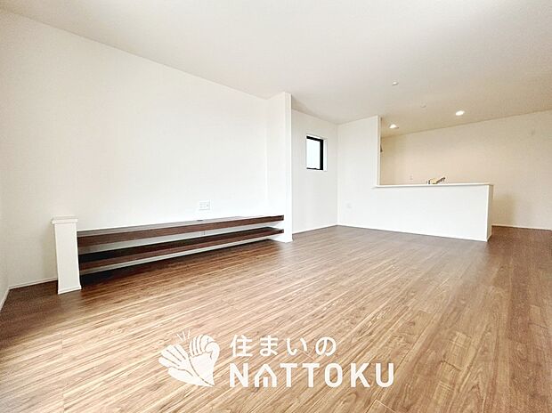 現地写真（リビング）
フローリング材には、木目、色調など木材特有の風合いがあり、ナチュラルな美しさになっています。