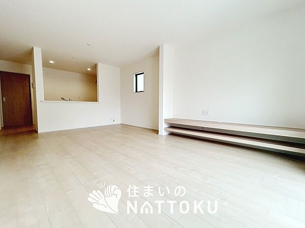 現地写真（リビング）
フローリング材には、木目、色調など木材特有の風合いがあり、ナチュラルな美しさになっています。