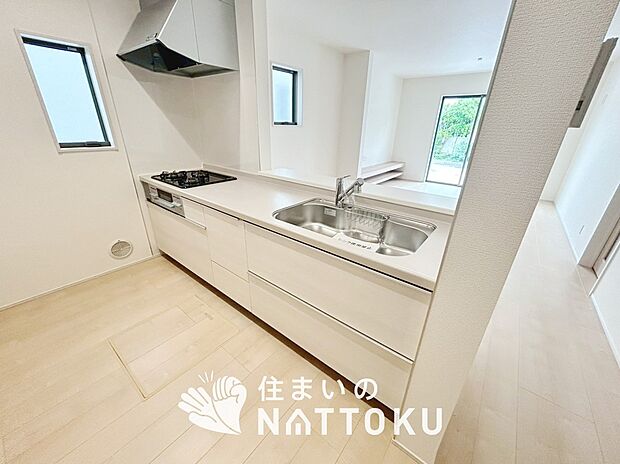 現地写真（キッチン）
収納たっぷりのシステムキッチン、浄水器付水栓を標準装備しています。