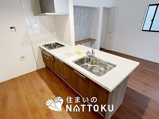 現地写真（キッチン）
収納たっぷりのシステムキッチン、浄水器付水栓を標準装備しています。