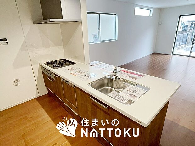 現地写真(キッチン)
収納たっぷりのシステムキッチン、浄水器付水栓を標準装備しています。