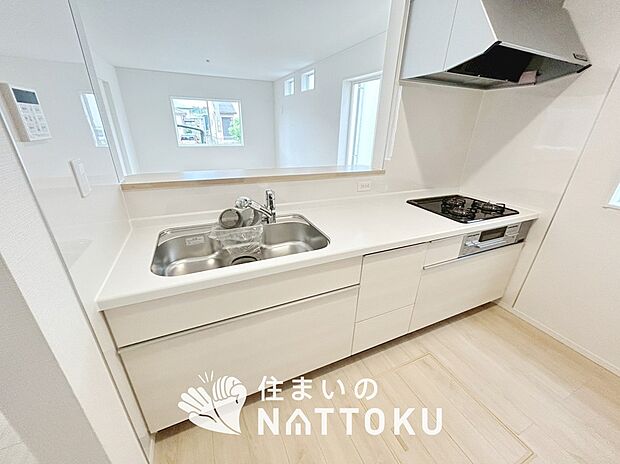現地写真(キッチン)
収納たっぷりのシステムキッチン、浄水器付水栓を標準装備しています。