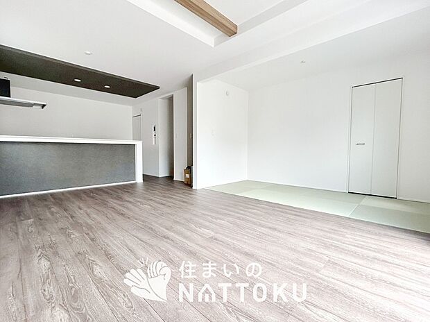 現地写真(リビング)
フローリング材には、木目、色調など木材特有の風合いがあり、ナチュラルな美しさになっています。
