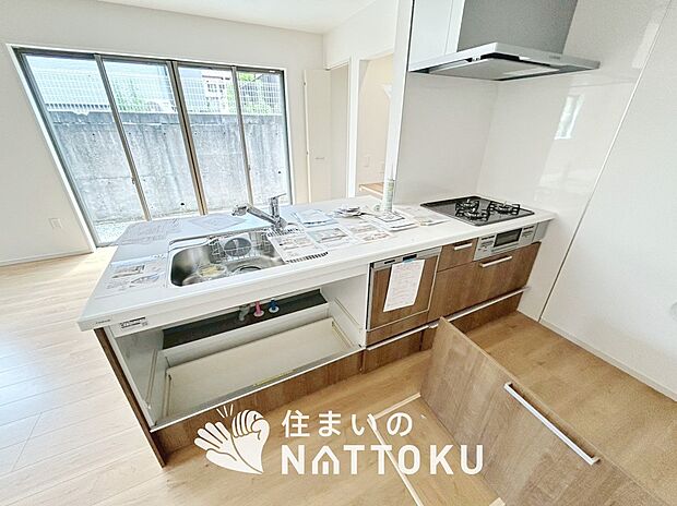 現地写真（キッチン）
収納たっぷりのシステムキッチン、浄水器付水栓を標準装備しています。