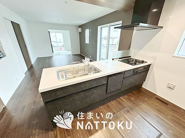 現地写真(キッチン)
収納たっぷりのシステムキッチン、浄水器付水栓を標準装備しています。