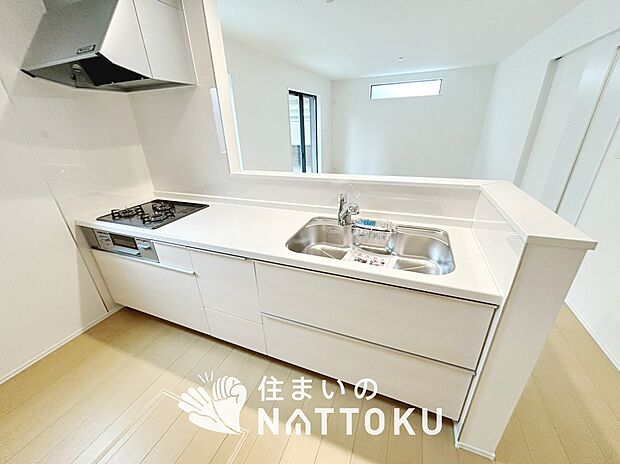 現地写真(キッチン)
収納たっぷりのシステムキッチン、浄水器付水栓を標準装備しています。