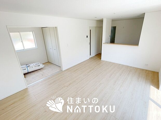現地写真(リビング)
フローリング材には、木目、色調など木材特有の風合いがあり、ナチュラルな美しさになっています。