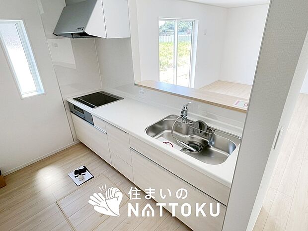 現地写真(キッチン)
収納たっぷりのシステムキッチン、浄水器付水栓を標準装備しています。