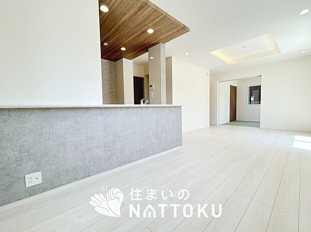 現地写真(リビング)
フローリング材には、木目、色調など木材特有の風合いがあり、ナチュラルな美しさになっています。