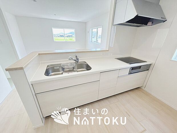 現地写真(キッチン)
収納たっぷりのシステムキッチン、浄水器付水栓を標準装備しています。