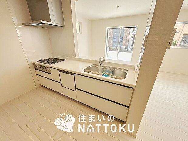 現地写真（キッチン）
収納たっぷりのシステムキッチン、浄水器付水栓を標準装備しています。