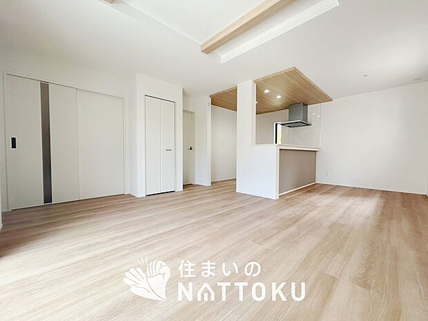 現地写真(リビング)
フローリング材には、木目、色調など木材特有の風合いがあり、ナチュラルな美しさになっています。