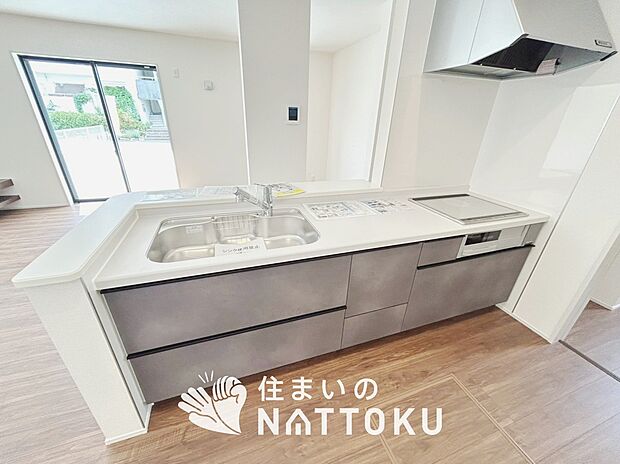 現地写真(キッチン)
収納たっぷりのシステムキッチン、浄水器付水栓を標準装備しています。
