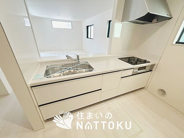 現地写真(キッチン)
収納たっぷりのシステムキッチン、浄水器付水栓を標準装備しています。