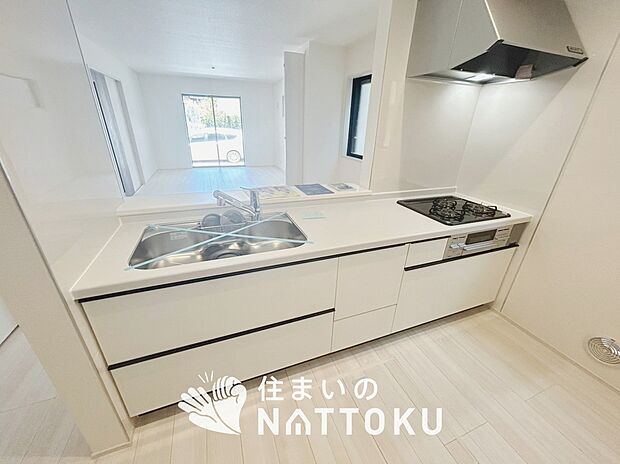 現地写真（キッチン）
収納たっぷりのシステムキッチン、浄水器付水栓を標準装備しています。