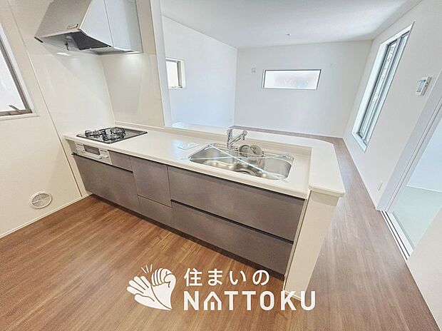 現地写真（キッチン）
収納たっぷりのシステムキッチン、浄水器付水栓を標準装備しています。