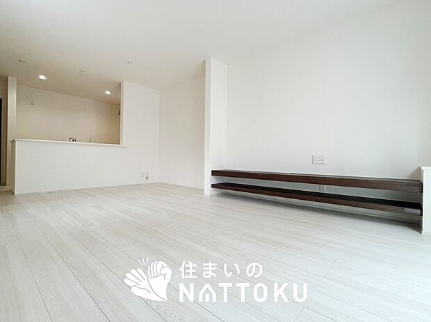 現地写真(リビング)
フローリング材には、木目、色調など木材特有の風合いがあり、ナチュラルな美しさになっています。