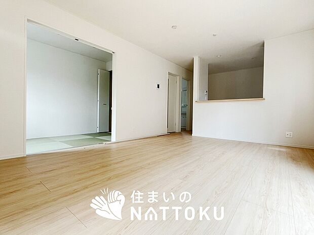 現地写真（リビング）
フローリング材には、木目、色調など木材特有の風合いがあり、ナチュラルな美しさになっています。