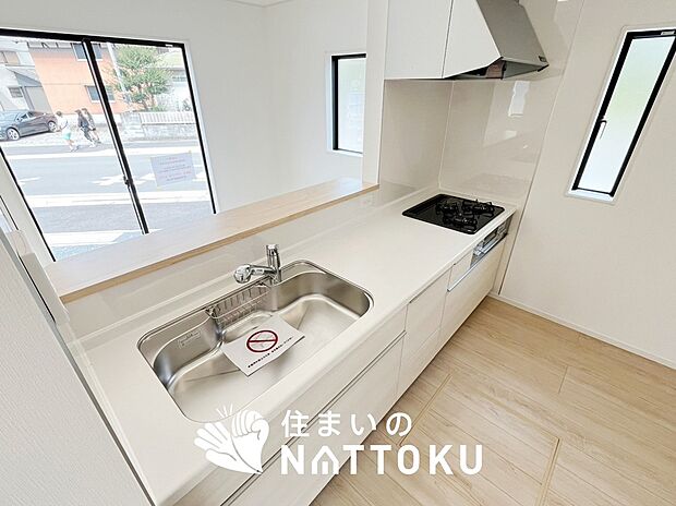 現地写真(キッチン)
収納たっぷりのシステムキッチン、浄水器付水栓を標準装備しています。