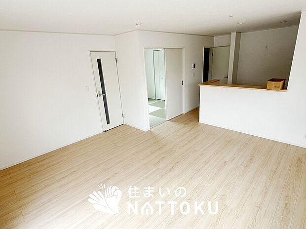 現地写真(リビング)
フローリング材には、木目、色調など木材特有の風合いがあり、ナチュラルな美しさになっています。