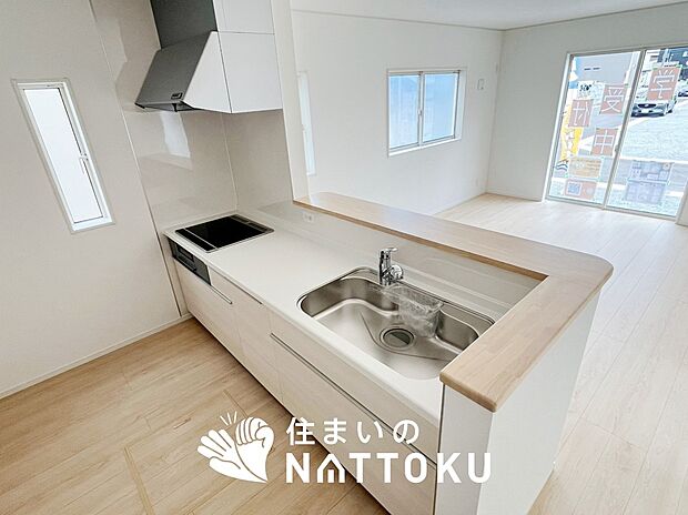 現地写真(キッチン)
収納たっぷりのシステムキッチン、浄水器付水栓を標準装備しています。