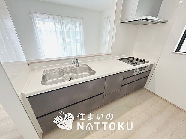 現地写真(キッチン)
収納たっぷりのシステムキッチン、浄水器付水栓を標準装備しています。
