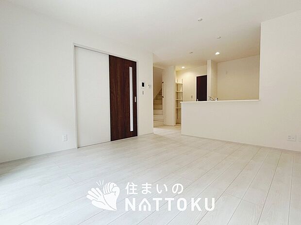 現地写真（リビング）
フローリング材には、木目、色調など木材特有の風合いがあり、ナチュラルな美しさになっています。
