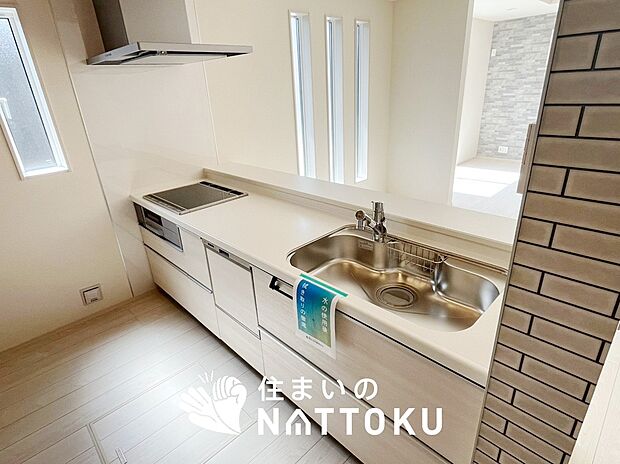 現地写真（キッチン）
収納たっぷりのシステムキッチン、浄水器付水栓を標準装備しています。