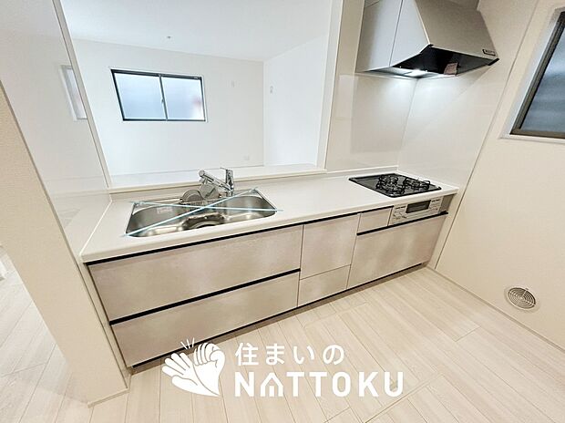 現地写真(キッチン)
収納たっぷりのシステムキッチン、浄水器付水栓を標準装備しています。