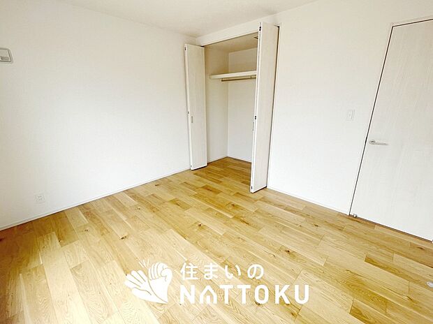 【現地写真(寝室)】木目の美しさを際立たせるシンプルデザインの建具を使用しています。