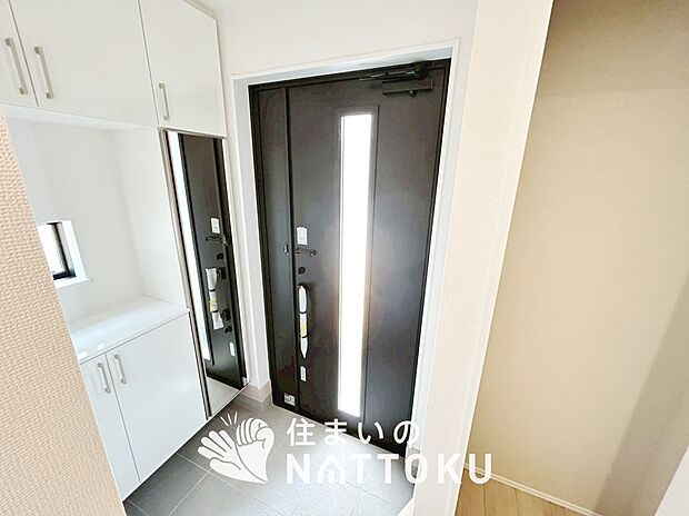 【現地写真(玄関)】玄関には、大型のシューズ収納を設置しています。