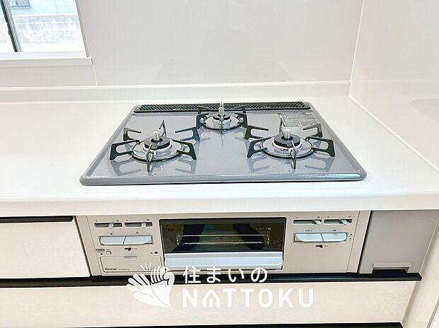 【ビルトインコンロ】フラットな構造で清掃性が高く、過熱防止センサー付3口タイプで日頃の家事も快適です。