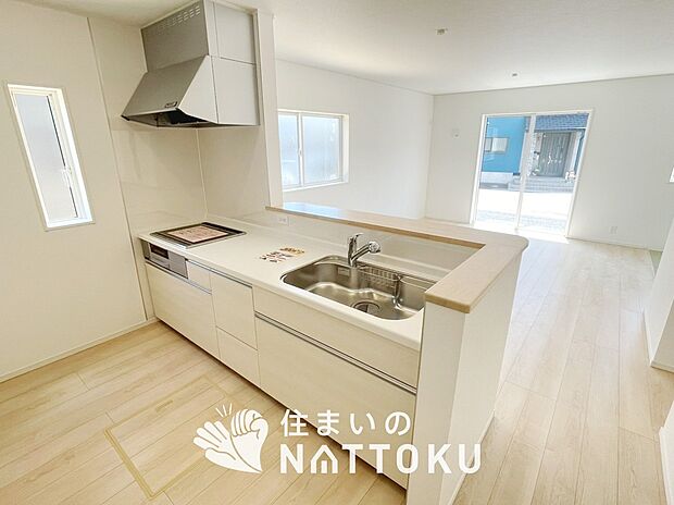 【現地写真(キッチン)】収納たっぷりのシステムキッチン、浄水器付水栓を標準装備しています。