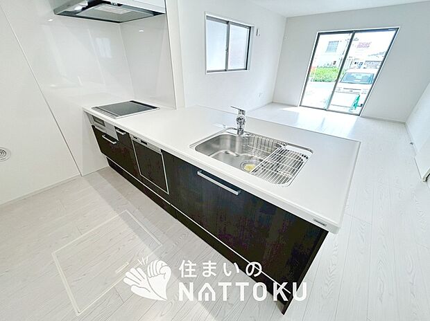 【現地写真(キッチン)】収納たっぷりのシステムキッチン、浄水器付水栓を標準装備しています。